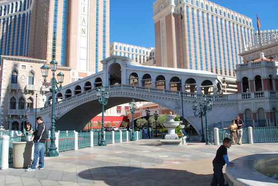 Die Rialto-Brücke gehört zum...