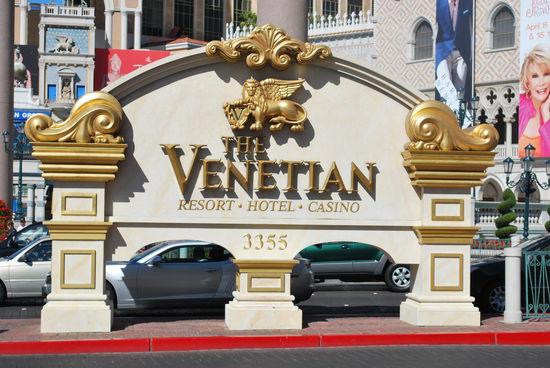 ...The Venetian, komplett mit Kanälen, Gondeln und Campanile