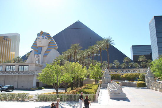 Luxor verfügt neben der Sphinx auch noch über einen Obelisken und aus der Spitze der Pyramide strahlt nachts der stärkste Laserstrahl Amerikas senkrecht in den Himmel