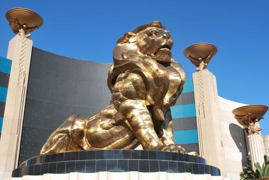 Davor thront der MGM-Löwe, die grösste Bronze-Statue der USA