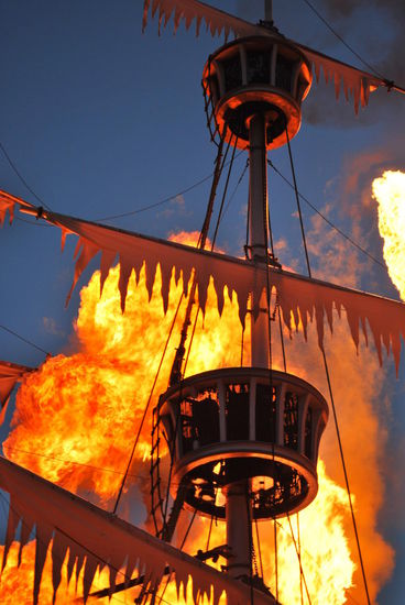 Da ist das "Schiff" der Sirenen schon in Flammen aufgegangen...Vor dem Haupteingang des Treasure Island treffen nämlich jeden Abend 3 Mal 2 Piratenschiffe zusammen und es gibt eine show, die so ein Mix ist aus "pirates of the carribean" und "Victoria´s secret" Unterwäsche-show.