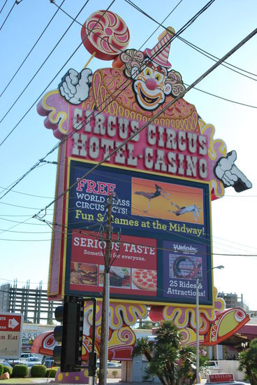 Das Circus, Circus ist in meinem Geburtsjahr 1968 entstanden, mag damals ja ganz modern gewesen sein, aber heute wirkt es reichlich verstaubt und die Zirkus-show im grössten permanenten Zirkuszelt der Welt lockt scheinbar auch nicht mehr die Massen an. Dafür kann man hier relativ billig übernachten, heutzutage, und die Zimmer sollen modernisiert sein.