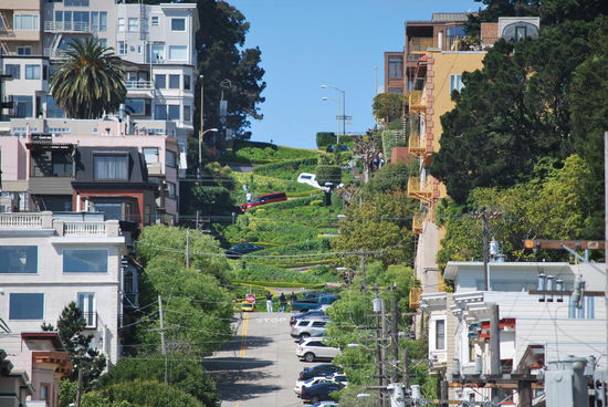 Die krummste Strasse der Welt - Lombard Street. Ostersonntags wird hier traditionell ein Seifenkistenrennen ausgetragen
