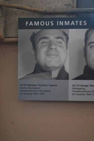Al "Scarface" Capone - gesessen hat er wegen Steuerhinterziehung, aber er soll weit mehr auf dem Kerbholz gehabt haben. Er wurde in Alcatraz wahnsinnig...