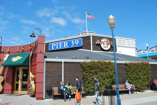 Pier 39 ist eine riesige Vergnügungsmeile mit Geschäften, Cafés und Restaurants an der waterfront, sehr trubelig, voller Touristen, aber auch sehr schön - wie ich finde.