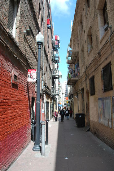 Ross Alley - eine superschmale Gasse in Chinatown, hier wurde auch schon für "Karate Kid" und "Indiana Jones" gedreht...