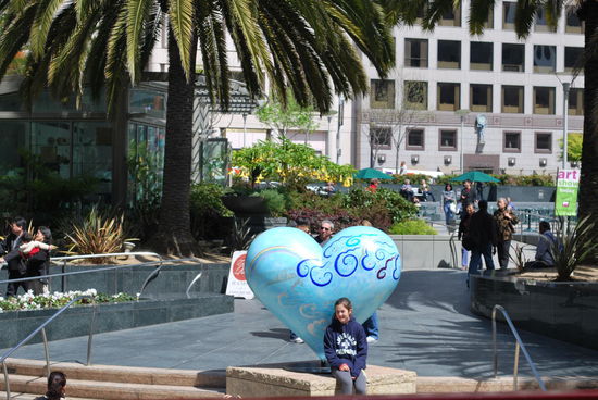 Die Herzen am Union Square hat irgendein Künstler der Stadt gestiftet (ich weiss bloss nicht mehr, welcher...)
