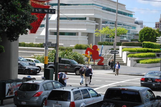 Das rot-gelb-blaue Kunstwerk ist allerdings sicher von Keith Haring...