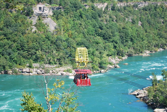 Aussichtspunkt in der Niagara-Schlucht. Unten liegen sehr gefährliche whirl-pools. Die Seilbahn überwindet die Schlucht. Da wäre ich auf Grund meiner Höhenangst jedoch niemals eingestiegen !
