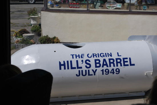 Lust, sich mal die Niagara Fälle in einer Tonne herunterzustürzen ? Tja, diese Original-Tonne ist da 1949 bemannt runtergefallen. Für uns würden die Tonnen ab 15.00 Uhr bereitgestellt, unser Guide beliebt mal wieder zu scherzen...