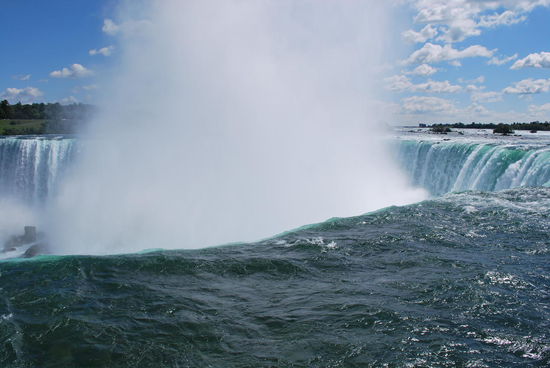 Aus dieser Perspektive sieht man die gewaltige Wasserkraft wirklich sehr gut.