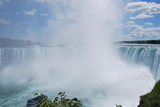 Das herabstürzende Wasser verursacht natürlich auch eine gewisse Geräuschkulisse und ich finde Niagara bisher am leisesten. Obwohl das Getöse natürlich schon irre ist, aber die Garganta del Diablo ist lauter, definitiv !