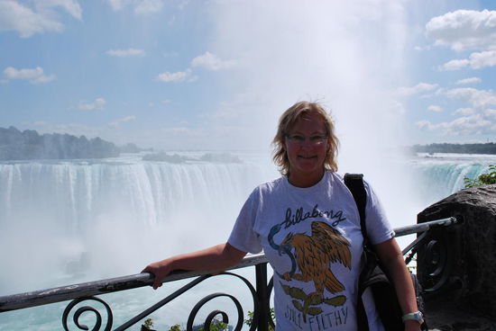 Fotos von mir selbst will ich natürlich auch. Als Alleinreisende muss man immer Fremde fragen, was mich nicht stört. Noch nie hat mir jemand ein Foto verweigert. Aber ich spitze immer nach den Kameras, die meine potentiellen Fotografen in Händen halten. Heutzutage und insbesondere hier kein Problem, digitale Spiegelreflexkameras hat hier fast jeder in der Hand.