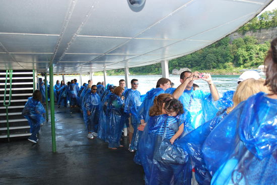 Eine Welt in Plastik-Blau. Auf der maid of the mist.