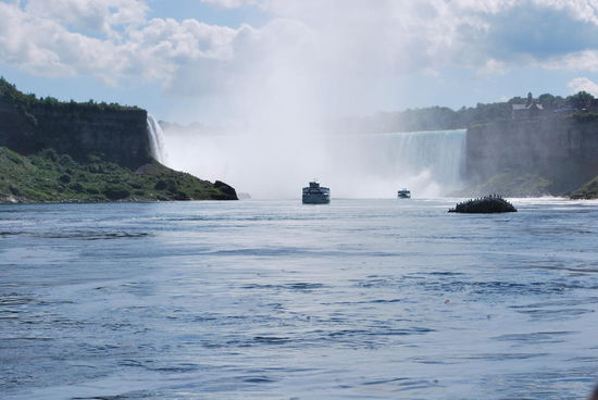 Der Mini-Felsen davorne wird einem echt als "Insel" verkauft, hier. Sie hat sogar irgendeinen bescheuerten Namen. Für mich ist´s ein Fels, auf dem Vögel sitzen. So .