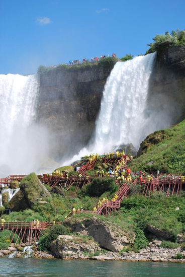 Blaue Plastikumhänge gibt´s auf der maid of the mist, gelbe für den Spaziergang hinter den Wasserfällen... Warteschlange für gelb: Ca. 2 Stunden !