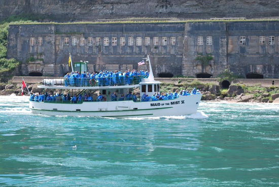 Die Leute auf der maid of the mist I, II oder III brüllen wie die Blöden, offenbar hatten sie gerade ziemlich viel Spass !