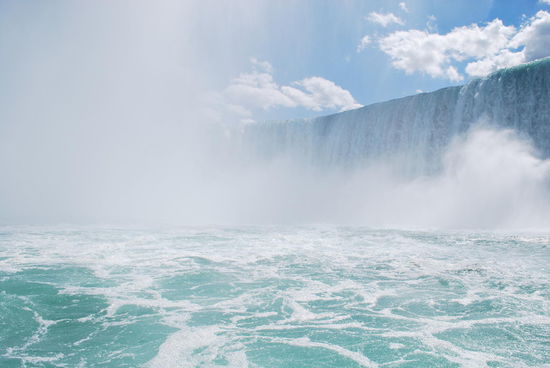 Ok, im blauen Plastikmüllsack stecke ich ja auch, aber meine Kamera hängt aussenvor und ich habe die Kapuze nicht auf. Jetzt geht alles wahnsinnig schnell. Die Gischt sprüht gewaltig und die finale Entscheidung steht an: Was retten ? Kamera oder Frisur ??? Klare Entscheidung, die Kamera, natürlich ! Ich schalte sie aus und stopfe sie unter die Plastikkutte. Und werde nebenbei gründlich geduscht...
