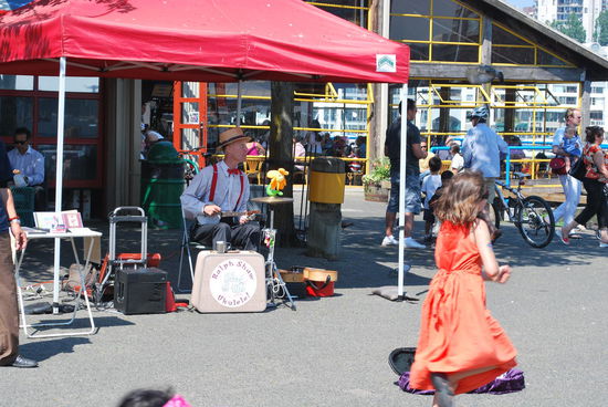 Flieht das kleine Mädchen vor der schrecklichen Musik ? Ich glaube, schon ! Der Typ hatte nicht wirklich Talent !