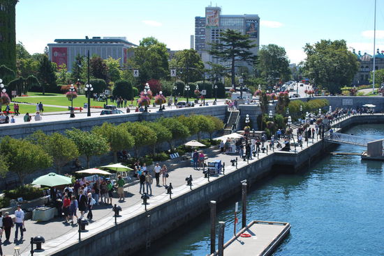 Im Hintergrund das Museum und das Imax-Kino, im Vordergrund der boardwalk am Hafen