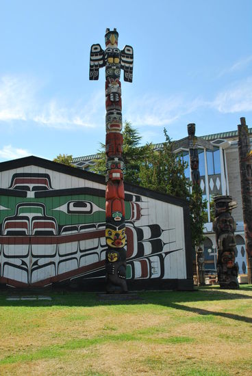 Totempfahl vorm Museum