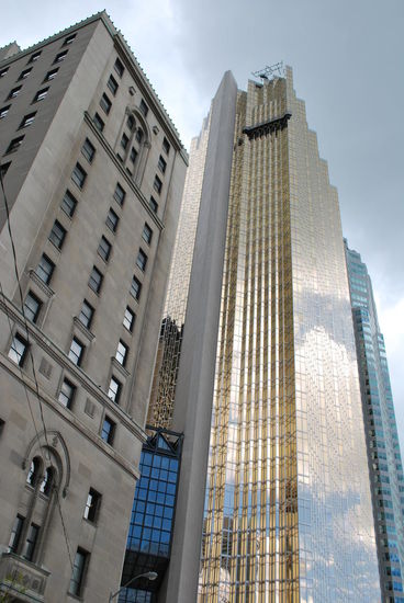 Die Fassade schimmert golden an diesem besonderen Gebäude. Nicht ohne Grund: Es ist  echtes Gold ! Alle Fensterscheiben dieses Hochhauses sind mit Gold bedampft (oder wie auch immer sie das gemacht haben) und na, klar ist es eine Bank.