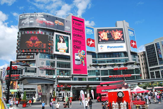Das Epi-Zentrum von Toronto - Dundas Square mit riesigen Shopping-malls