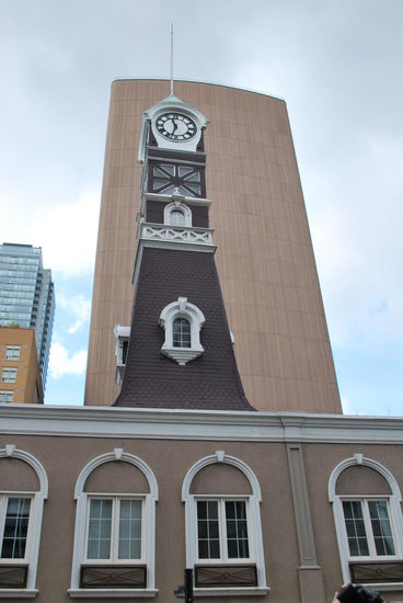 Derartige Uhrtürme finden sich mehrfach in Toronto. Es sind ehemalige Feuerwachen und in den Türmen wurden früher die Löschschläuche zum Trocknen aufgehängt.