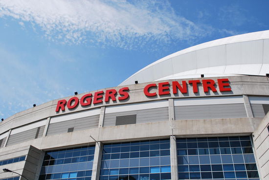 Dadrin hätte ich allerdings schon gern eine Führung mitgemacht, aber es findet abends ein Basketballspiel statt und daher gibt es heute keine Führungen. Das Dach kann innerhalb von 20 Minuten vollständig aufgeklappt werden ! (Ich hab´s später auch offen gesehen). Rogers heisst es nach einer der grössten Mobilfunk-Firmen Kanadas, der Name ist einfach nur Sponsoring.