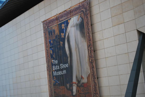 Ich frage mich wirklich, wie man so ein riesiges Gebäude ausgerechnet mit einem Schuh-Museum füllen kann. Ich Schuh-Fanatiker muss da natürlich rein.