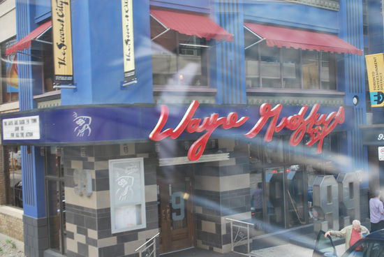 Nicht so gut zu erkennen, aber dies ist das Restaurant von Kanada´s berühmtesten Eishockey-Spieler Wayne Gretzky, auch verewigt in der Hockey Hall of Fame, die sich ebenfalls in Toronto befindet. Seine legendäre Rückennummer 99 ist ihm zu Ehren gesperrt.