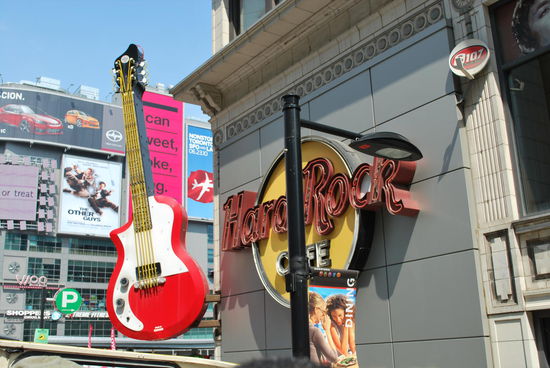 Die 1. nordamerikanische Filiale des Hard Rock Cafés überhaupt und die 2. weltweit. Nicht, wie man immer glaubt, in L.A., sondern hier in Toronto.