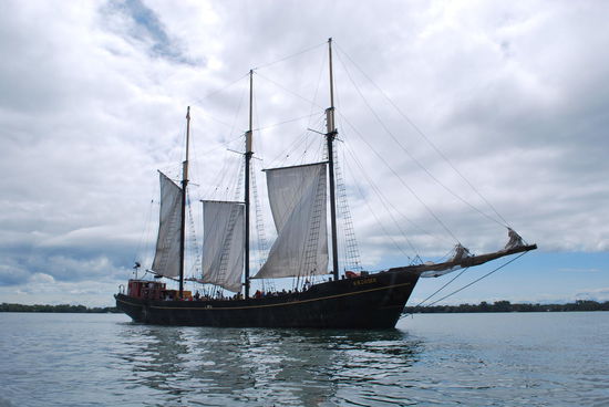 Schoner "Kajama" - dieser alte Schoner wird heute für diner-und booze-cruises (= "flatrate-Saufen auf´m Boot") genutzt. Er kommt ursprünglich aus - und Guide Jennifer sieht etwas ratlos aus, als sie es ausspricht -  "a german city called Rendsburg...whereever that might be..." Tja, eine halbe Autostunde von meiner Heimatstadt entfernt mitten in Schleswig-Holstein ! Hier werden also abgewrackte Schoner aus meiner Heimat wieder flott gemacht, umgetauft und dann nicht mehr zur See, sondern auf den See geschickt, interessant !