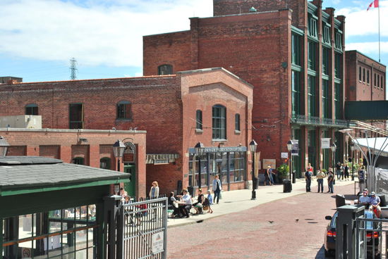 Zurück an Land. Dies ist die eine alte Whiskey-Destillerie, umgebaut zu einem Komplex mit Restaurants und Cafés. Sehr schön und für mich ein guter Ort, um einen Happen zu essen. Whiskey git´s hier auch immer noch. Die distillery liegt im ehemaligen Irland-Einwandererviertel von Toronto...