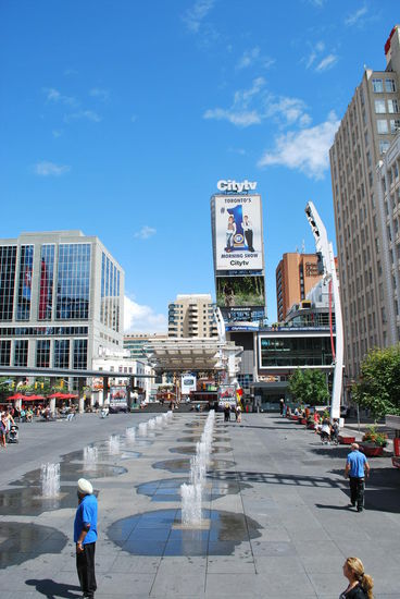 Zurück am Dundas Square. Das Wasser aus den Springbrunnen ist Trinkwasser und wird regelmässig auf seine Qualität geprüft.