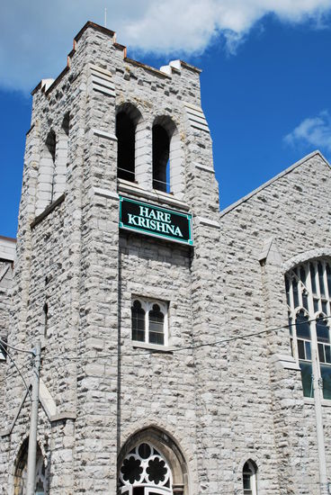 Dieses Foto muss ich auch noch reinschieben, obwohl in einem anderen Viertel von Toronto. Eine Kirche, die in einen Hare-Krishna-Tempel umfunktioniert wurde. Die bunten Kirchenfenster mit Darstellungen aus der Bibel wurden von den Krishna-Jüngern kurzerhand meistbietend verkauft, da solche Bildnisse bei dieser Sekte nicht erlaubt sind und der Erlös hat die Hypothek für den Erwerb dieser Immobilie abgelöst. Cool, oder ?