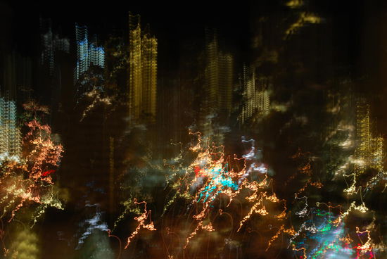 Waikiki bei Nacht durch die Augen einer, die jetzt nach fast 36 Stunden auf den Beinen, endlich in Honolulu ins Bett sinkt...(Der Verwackeleffekt ist aber gewollt, ich finde, das sieht cool aus)