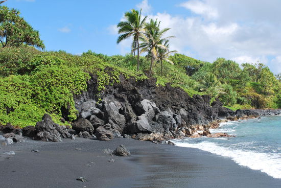 Einer der schönsten schwarzen Lava-Strände auf Hawaii
