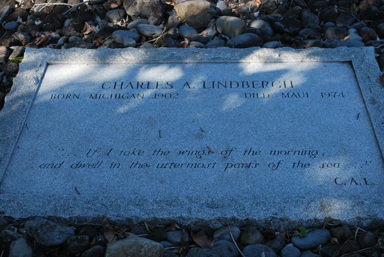 Der legendäre Atlantik-Überflieger Charles A. Lindbergh liegt hier begraben.