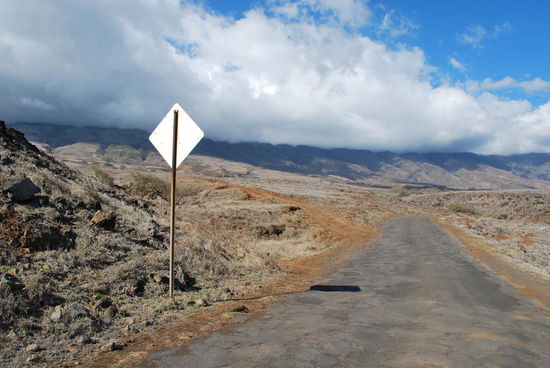 Pi´ilani highway - that´s it ! Was das Schild dort soll, wird mir unbegreiflich bleiben - es gibt nichts, wovor man nicht per eigenen Augen meilenweit zuvor gewarnt ist. Ich weiss auch nicht mehr, was die Vorderseite des Schildes eigentlich anzeigte, aber es war sinnlos.