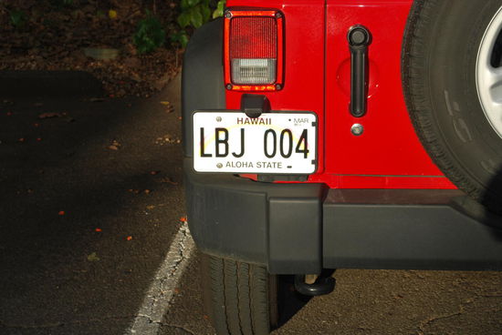 Wo auf der Welt kommt man auf die beknackte Idee, Nummernschilder zu fotografieren ? Ich glaube, nur hier im Aloha State auf Hawaii...