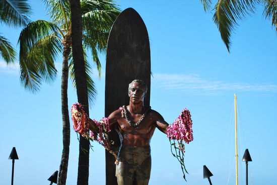 Duke Kahanamoku Statue - olympischer Goldmedaillengewinner im Schwimmen