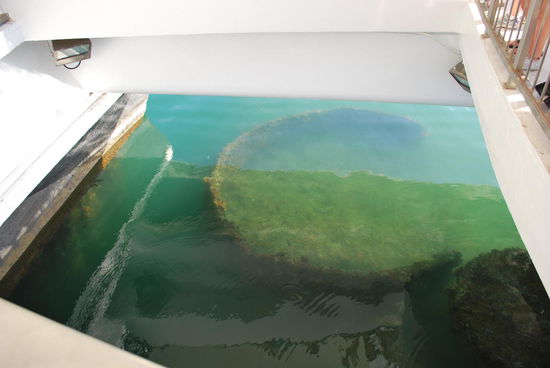 Blick durch eine Luke im Memorial auf das Wrack