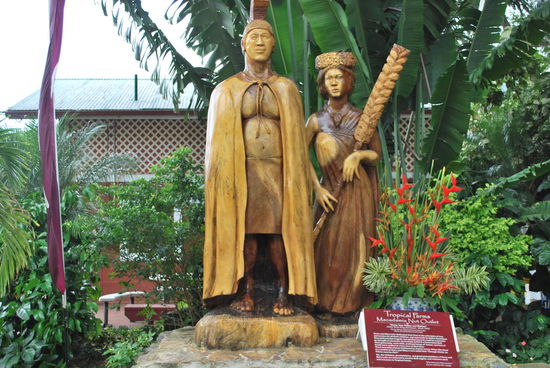 Diese beiden stehen vor einer Macadamia-Nuss-Farm - frag´mich bloss keiner, wer das ist ! Berühmt waren sie wegen irgendwas...