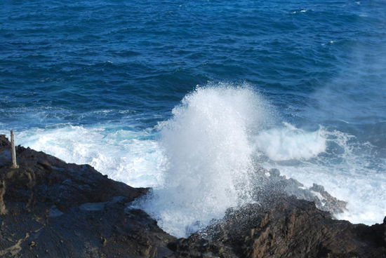 Das Loch im Fels, duch das die Brandung kanalisiert wird, lässt das ganze wie einen Geysir wirken.