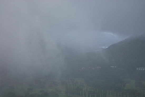 DAS ist ein gigantischer Regenschauer mit "Blick" auf Waimea. Wir sind an einem Aussichtspunkt und werden hier gründlichst geduscht. Nass bis auf die Haut und schlotternd vor Kälte steigen wir wieder in den Bus. Von air condition wird kurzerhand auf Heizung umgestellt...