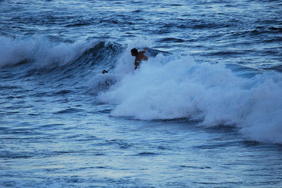 Und keine 3 Meter davon die felsige, zerklüftete Lavaküste...