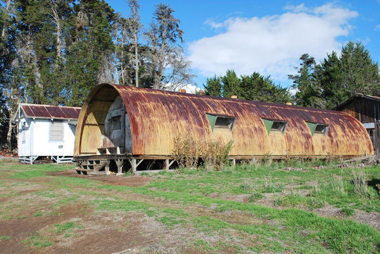 vor sich hinrostende und gammelnde Gebäude auf einer aufgegebenen Schaffarm.