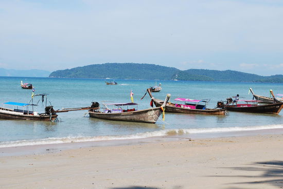 longtail-boats am Strand von Ao Nang