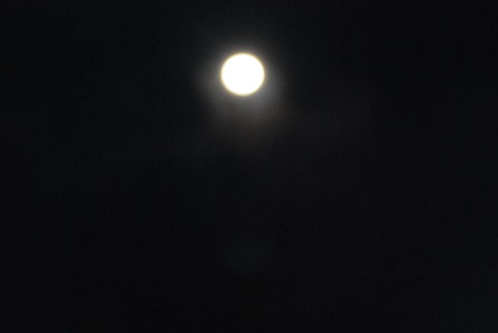 Full-moon-Party in Ao Nang ! Geh´mir weg, kein Bock. Statt an den Strand zu gehen und besoffenen und zugekifften Leuten beim Feiern zuzusehen, baue ich auf dem Balkon das Stativ auf und versuche, endlich mal ein perfektes Vollmondfoto hinzukriegen. Ich höre das Gekreische und die Böller vom Strand, aber das faule Rumhängen ist mir lieber, ich brauch´das jetzt so.